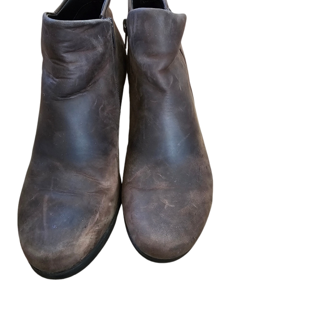 Clarks Unstructred Brown Ankle Boot - image 8